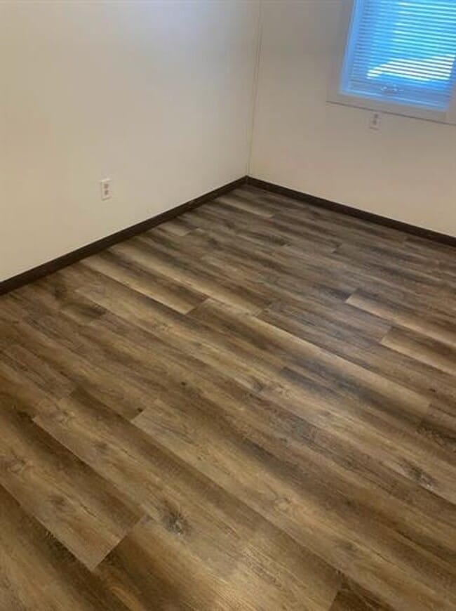 Building Photo - 4 Bed 2 Bath Split Level Home