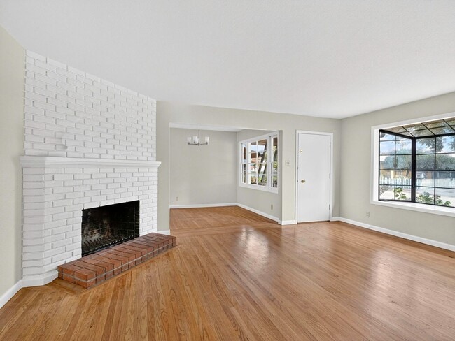 Foto del edificio - Single level home, convenient, charming neighborhood