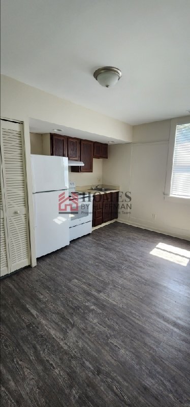 Building Photo - One Bedroom Apartment | Upstairs | Move In...