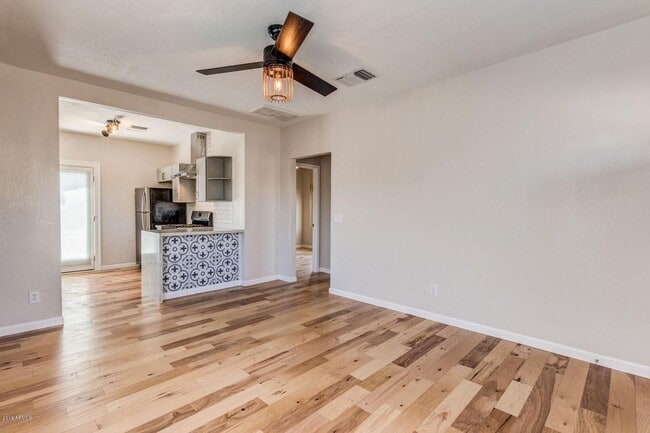 Foto del edificio - 1447 E McKinley St