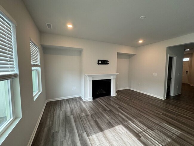 Foto del edificio - End-Unit Gem Near White Oak Crossing – Style, Space & Convenience!