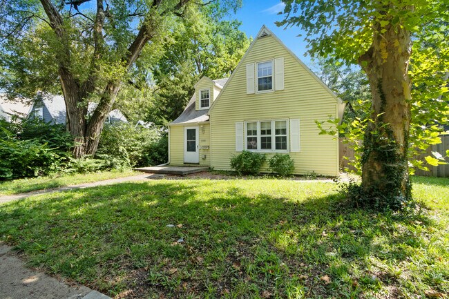 Building Photo - 819 Bertrand St
