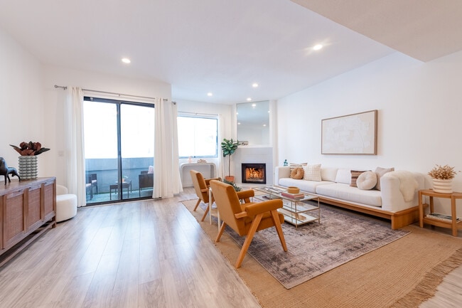 Living Room with Balcony - 839 Larrabee St