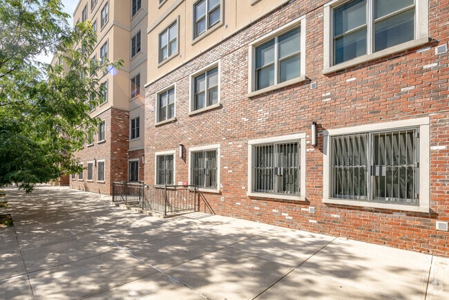 Building Photo - 833 Monroe St