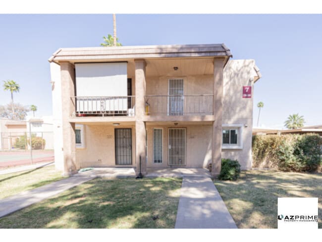 Building Photo - Cozy 1/1.5 Loft-style Phoenix Condo - Affordable &amp; Convenient!