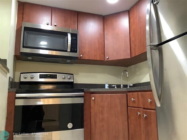 Building Photo - 151 SE 6th Ave