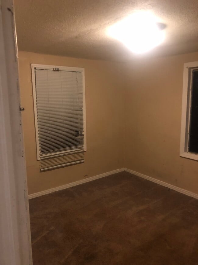 Building Photo - 200 Sanders Hill Dr