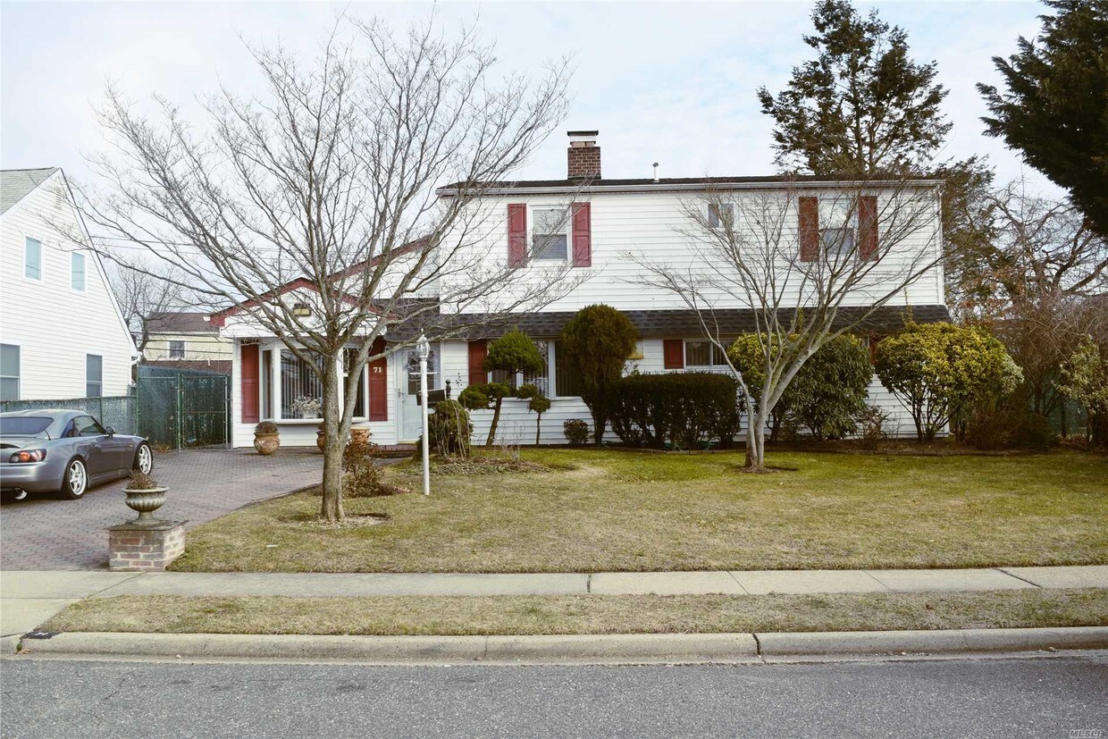 Primary Photo - 71 Blackbird Ln