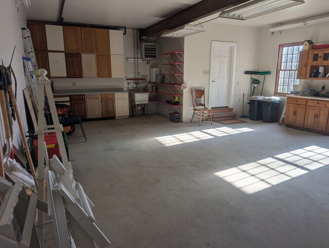 Building Photo - Beautiful 2 Bedroom House