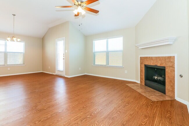 Foto del edificio - 3020 Meadowbrook Dr