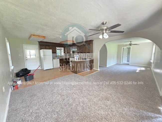 Foto del edificio - Charming Del City 4 Bed 2 bath!