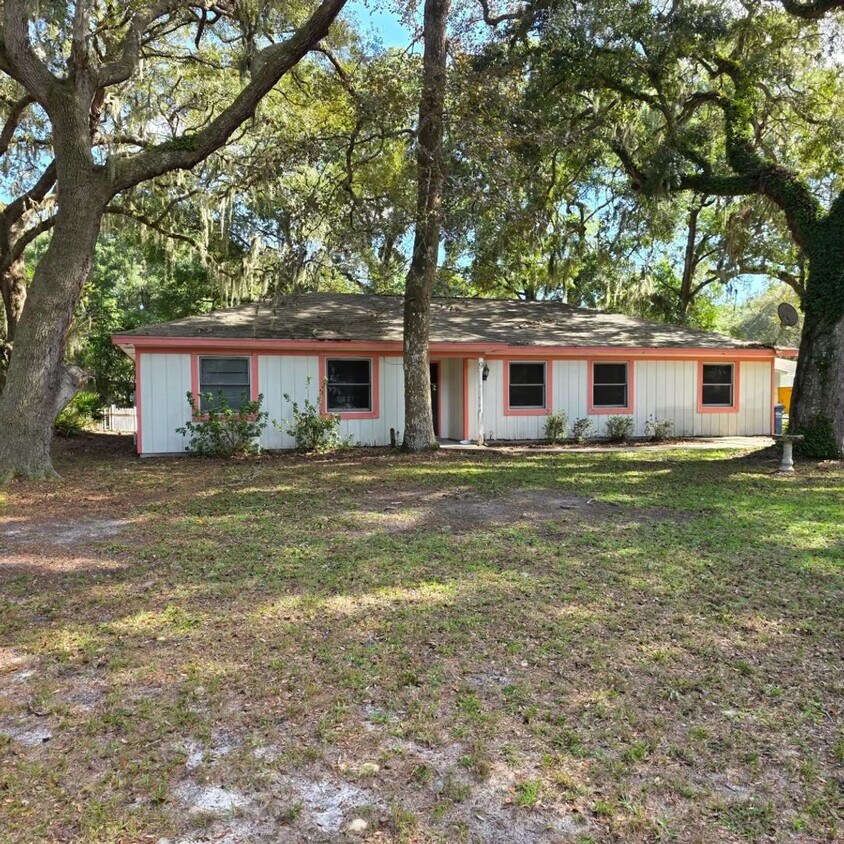 Foto principal - Corner Lot Charm: Spacious 4 Bed on Corner...