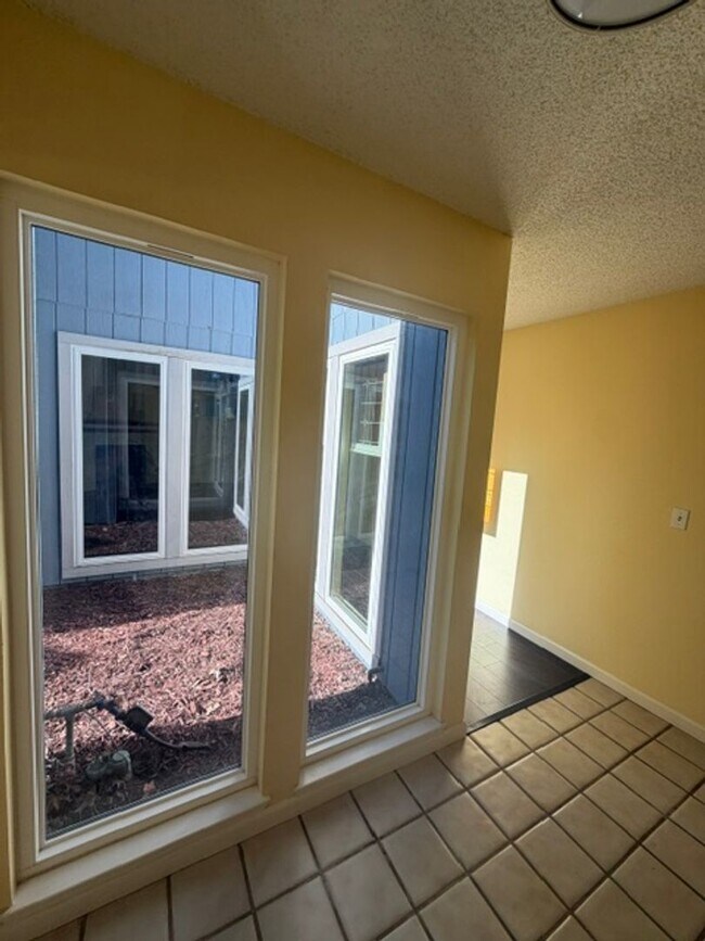 Building Photo - Charming 3 Bedroom + 2 Bathroom Half-Plex Near the American River in Fair Oaks: $2,375.00 + $100.00
