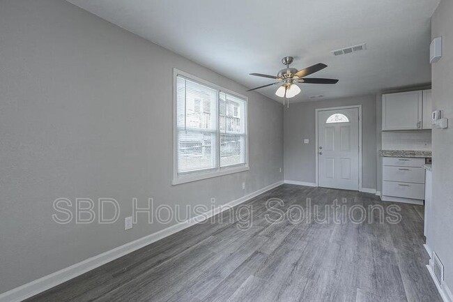 Foto del edificio - 805 E Albert Ave