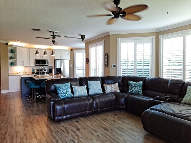 Foto del edificio - 3BR 2BA BOUCHELLE ISLAND GROUND FLOOR COND...