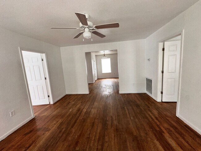 Foto del edificio - Conveniently located- Water and Trash Included