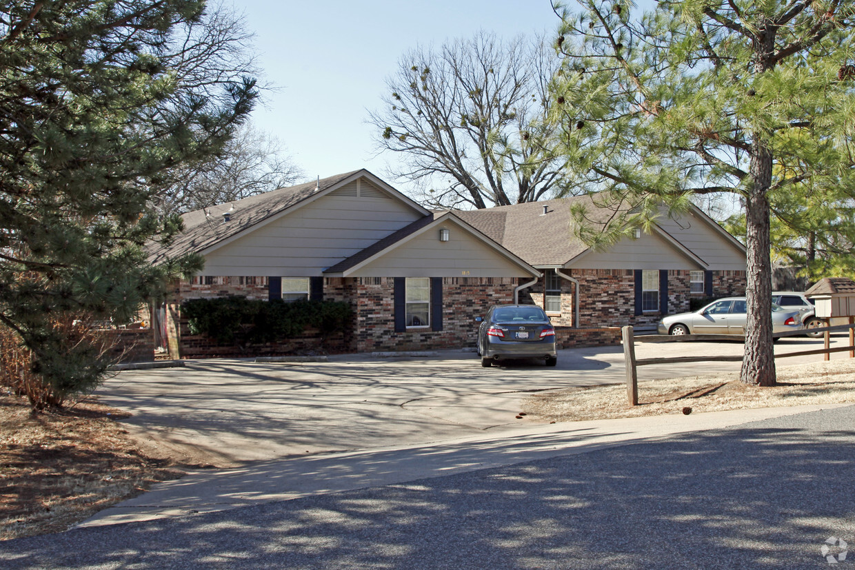 Foto principal - 1815 E College Ave