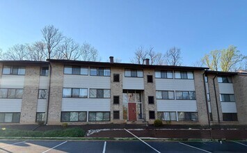 Building Photo - 140 Royal Oak Dr