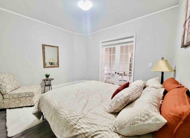 Building Photo - 127 Concession St