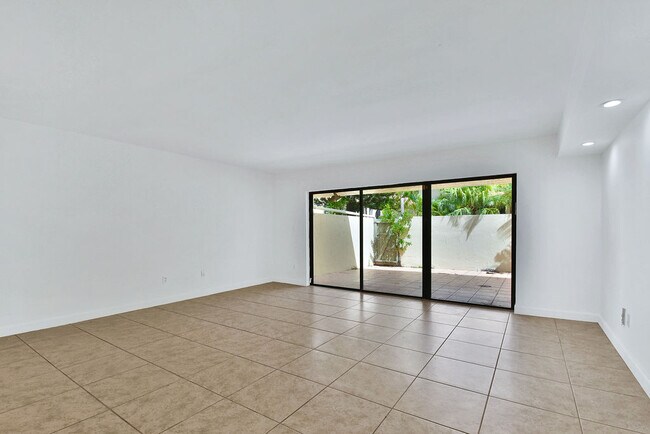 Foto del edificio - 3501 Magellan Cir