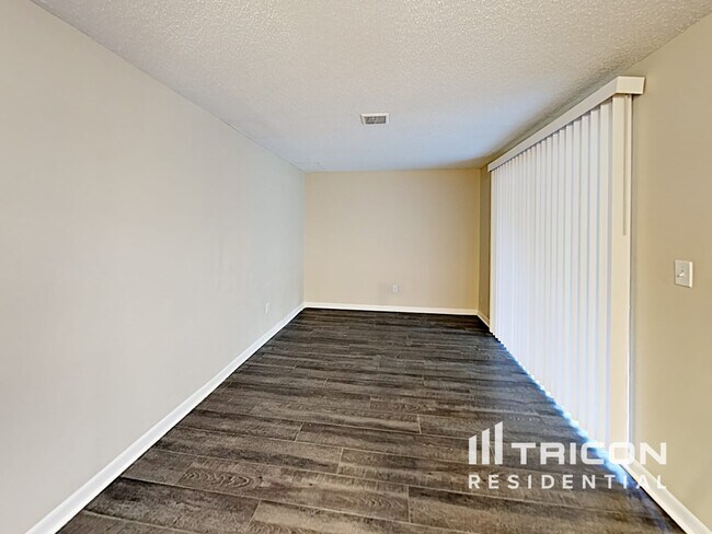 Building Photo - 1203 Seffner Valrico Rd