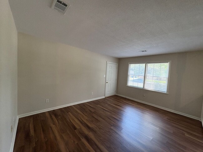 Building Photo - 2bed/1bath Duplex