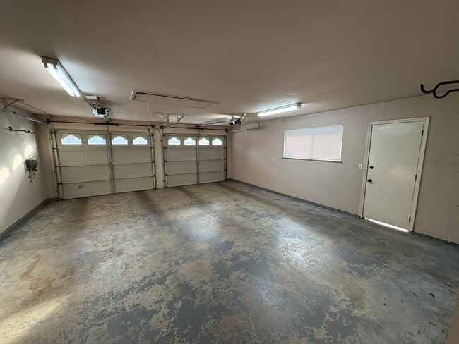 Building Photo - Southwest Visalia Home Available Now!!