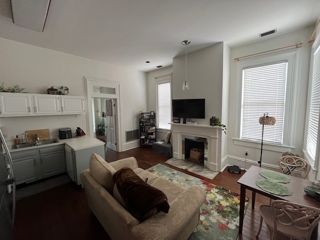 Den - 215 W Gwinnett St
