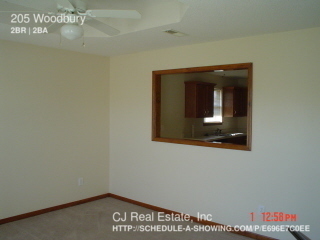 Foto del edificio - 205 NW Woodbury Dr