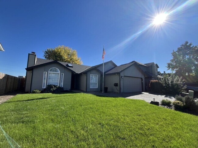 Foto del edificio - Beautiful Single-Level 3 Bedroom Home with...