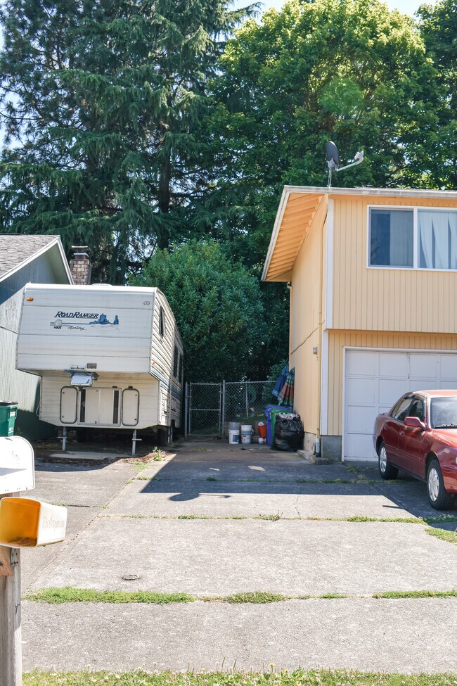 Building Photo - 1752 SW Mawrcrest Ave