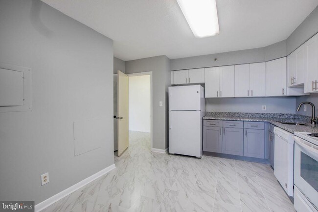 Building Photo - 3709 S George Mason Dr