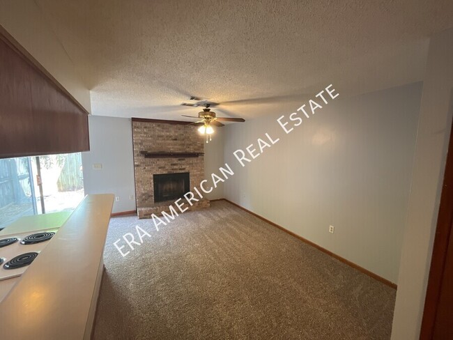 Foto del edificio - 2 bedroom townhome with fireplace!