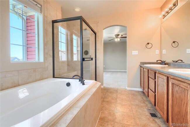 Foto del edificio - Gorgeous 4 bedroom in the highly sought af...