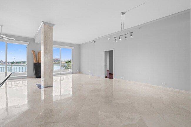 Building Photo - 888 Brickell Key Dr