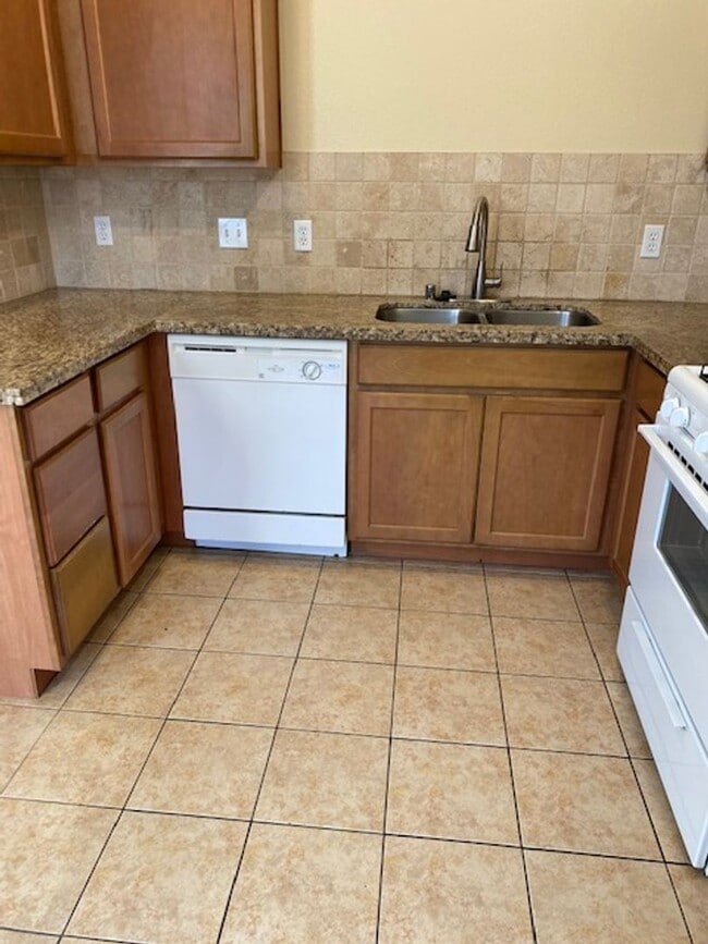 Foto del edificio - Great 3 bedroom/2.5 bath duplex w/2 car garage!