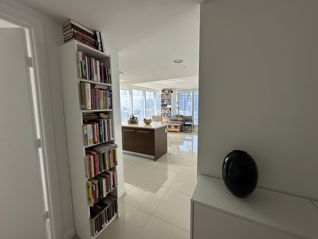 Building Photo - 475 Brickell Ave