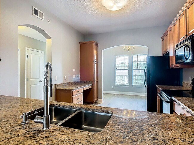 Foto del edificio - TOP Floor Artisan Park Condo in Celebratio...