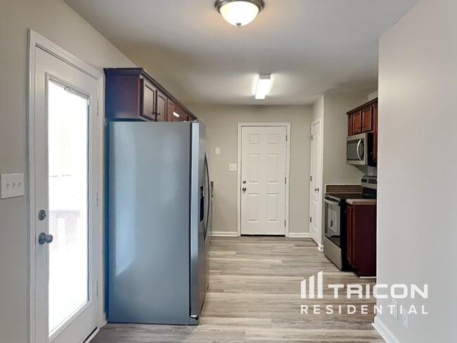 Building Photo - 327 Mills Dr