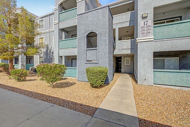 Foto del edificio - One bedroom condo with detached garage!