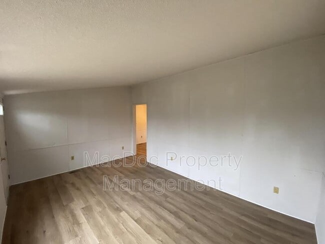Building Photo - 900 White St