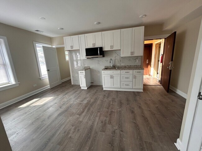 Building Photo - 156 Des Plaines Ave