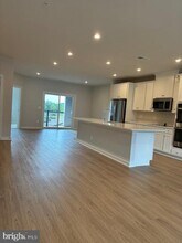 Building Photo - 43819 Middleway Ter