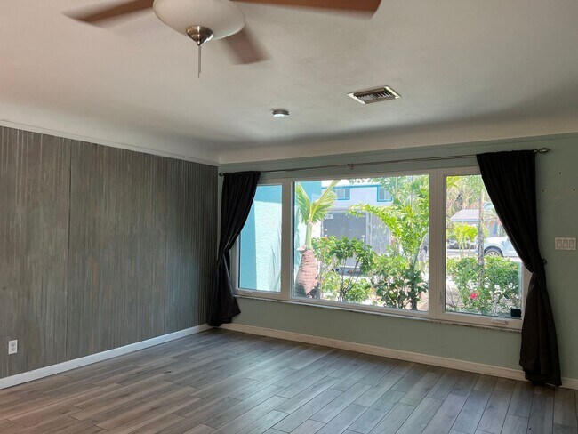 Foto del edificio - Spacious 3 Bedroom 2 Bath with Pool 2 Blocks from the Beach