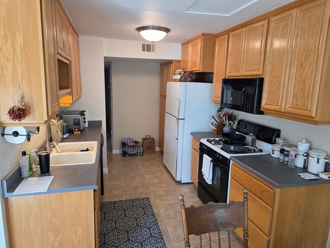 Building Photo - Large 4 bedroom 2 bath home with downstairs bedroom and attached garage