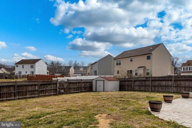 Building Photo - MINUTES TO QUANTICO - 6 BEDROOM HOME!