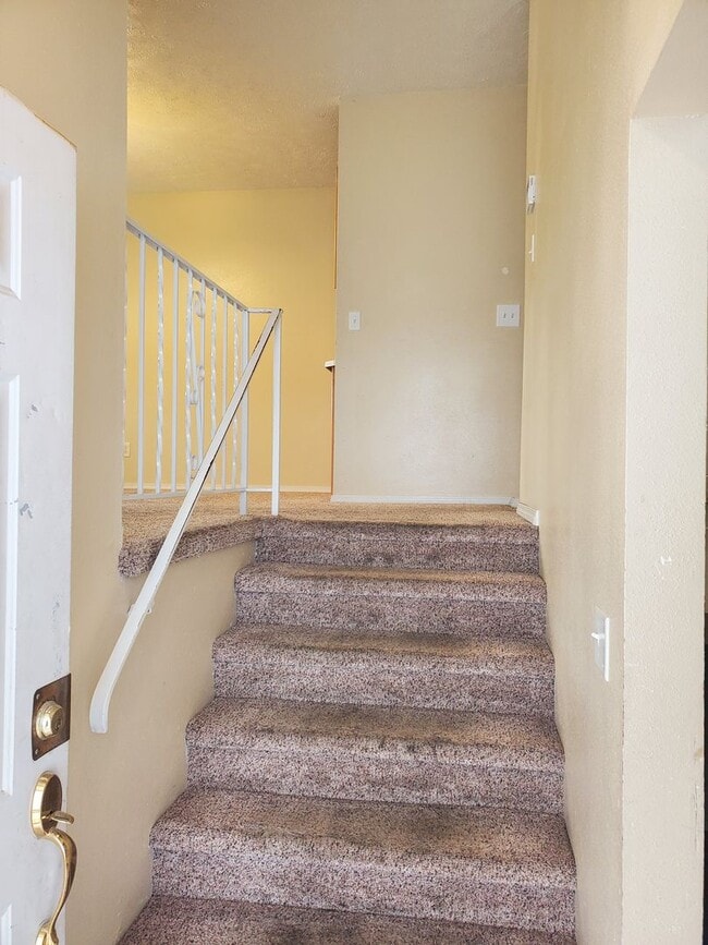 Building Photo - Spacious Centrally located 4 bed/2 bath ap...