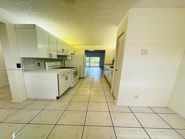 Building Photo - 1351 SW 125th Ave