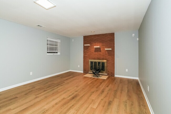 Building Photo - MOVE IN SPECIAL AVAILABLE
