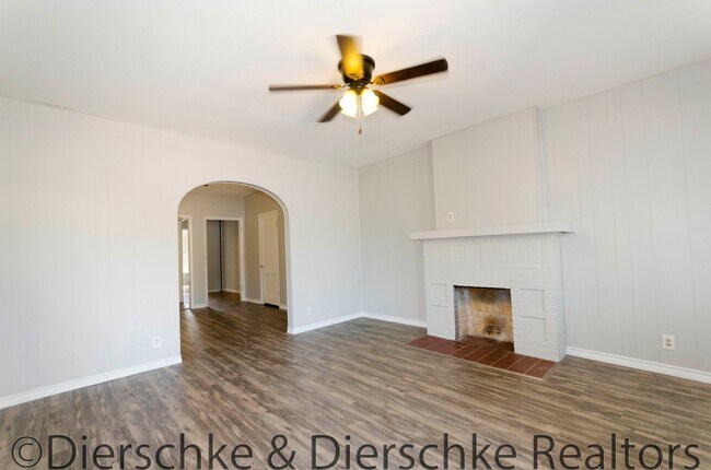 Building Photo - Spacious, Updated One Bedroom One Bath hom...